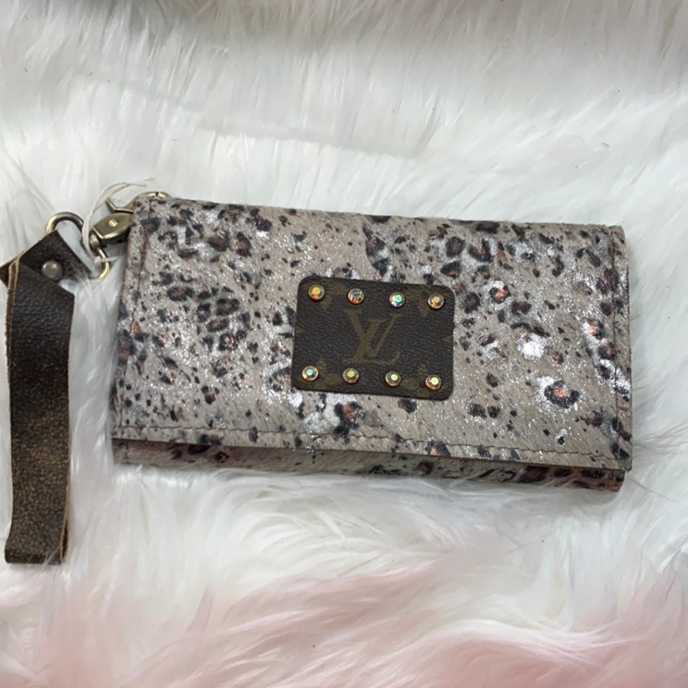 LV KEEP‎ IT WRISTLET Brown SILVER Metallic Leopard Print NWT